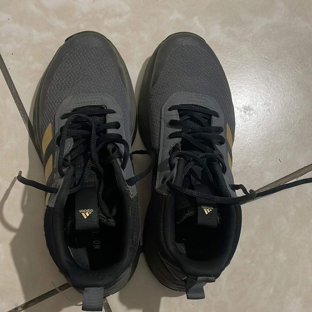 Adidas shoes kids size 6 in good conditions